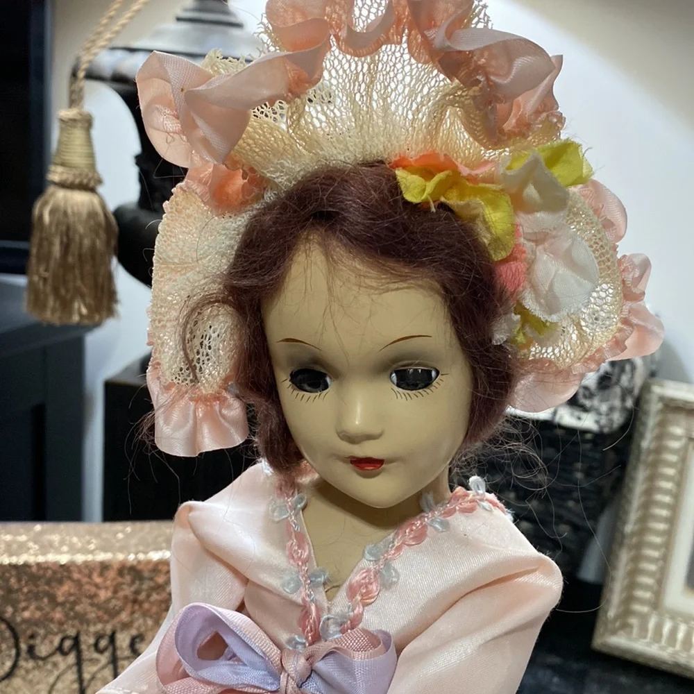 Gorgeous Vintage Southern Belle Doll On Stand! - Picture 13 of 14